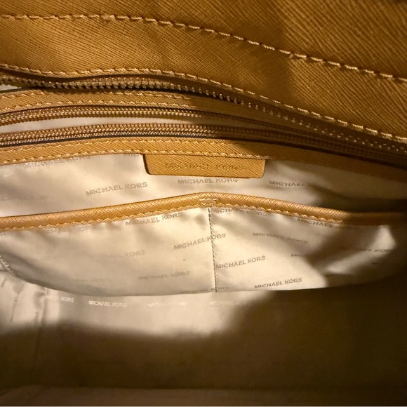 MICHAEL KORS Dee Dee Medium Leather Purse - Picture 9 of 12